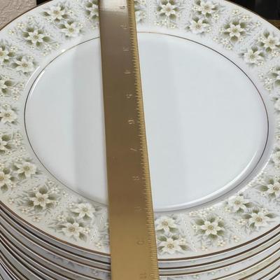 HUGE Imperial 745 Wild Flower Made in Japan. 22 Dinner plates, 23 Soup plates, 23 Bread Plates, 24 mini Bowls and more