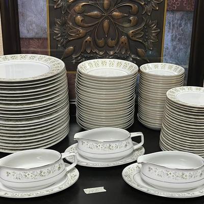 HUGE Imperial 745 Wild Flower Made in Japan. 22 Dinner plates, 23 Soup plates, 23 Bread Plates, 24 mini Bowls and more