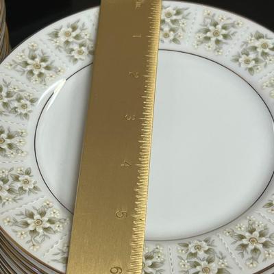 HUGE Imperial 745 Wild Flower Made in Japan. 22 Dinner plates, 23 Soup plates, 23 Bread Plates, 24 mini Bowls and more