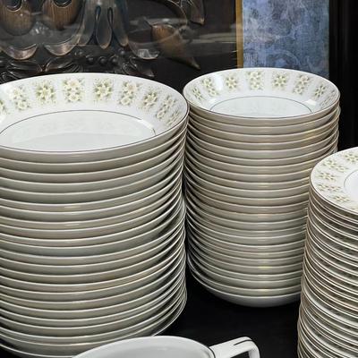 HUGE Imperial 745 Wild Flower Made in Japan. 22 Dinner plates, 23 Soup plates, 23 Bread Plates, 24 mini Bowls and more