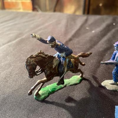 (4) metal toy soldiers, metal horse, picture of Robert E. Lee with stamp