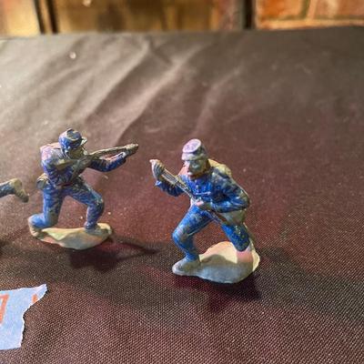 (4) metal toy soldiers, metal horse, picture of Robert E. Lee with stamp