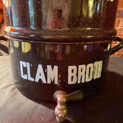 Super neat  "steamed crabs" and "clam broth" drink dispenser