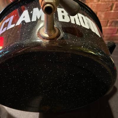 Super neat  "steamed crabs" and "clam broth" drink dispenser