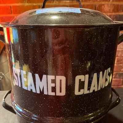 Super neat  "steamed crabs" and "clam broth" drink dispenser