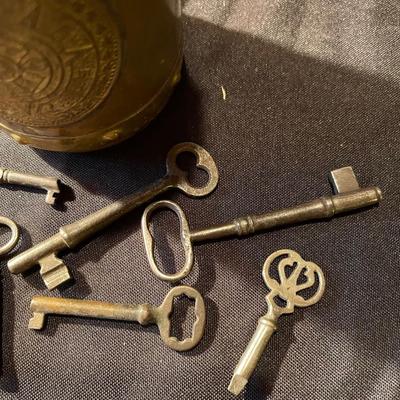 Vintage mug & (8) anitque skeleton keys *