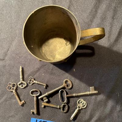 Vintage mug & (8) anitque skeleton keys *