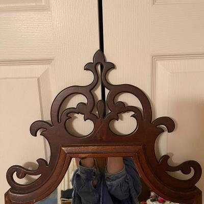 Gorgeous wood antique mirror. (36"T x 18"W)