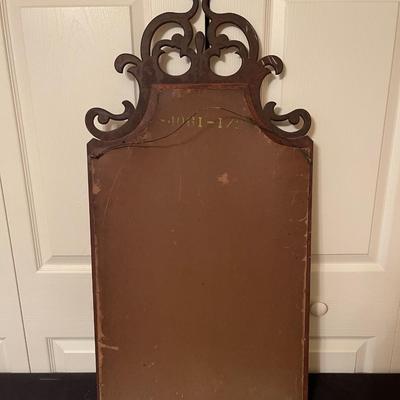 Gorgeous wood antique mirror. (36"T x 18"W)