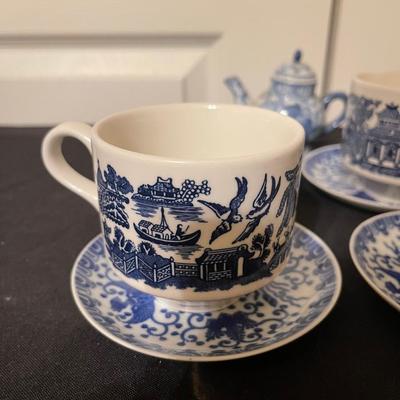 Plates/Teapot