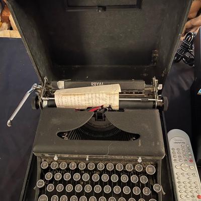 Vintage Typewriter/DVD Player