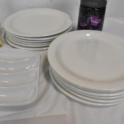 Kitchen Lot: 12 Ceramic Desert Plates, Windmere Blender, Table Cloth