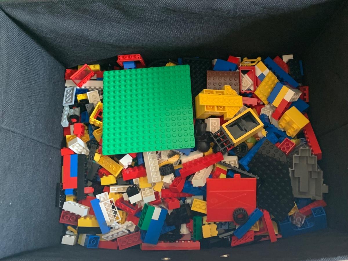 LOT 124R LEGOS Melissa & Doug Lego Table, Rolling Black Storage Bin