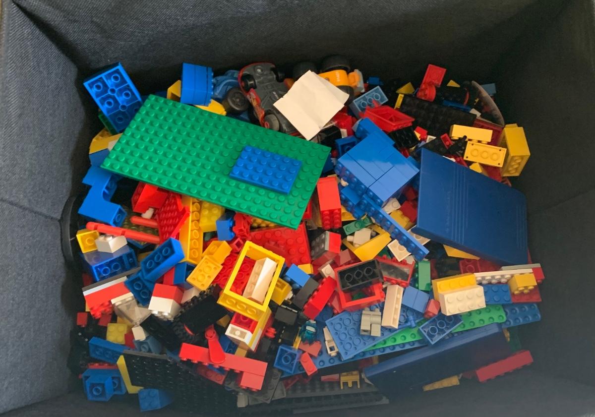 LOT 124R LEGOS Melissa & Doug Lego Table, Rolling Black Storage Bin