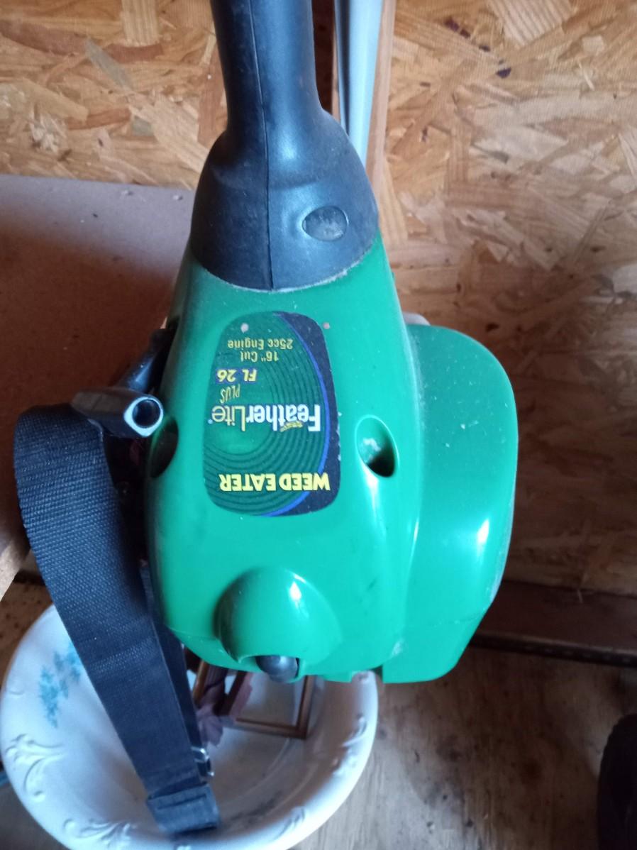 WEED EATER FEATHER LITE 16" GAS WEED TRIMMER