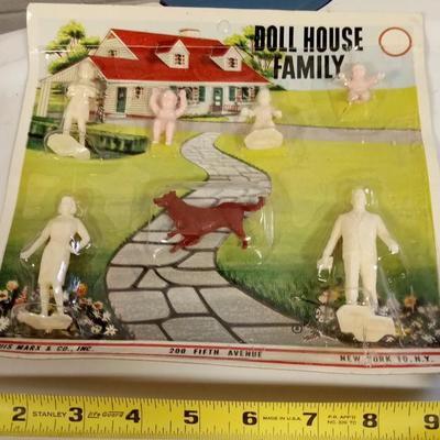 LOT 120  MARX  DOLL HOUSE FAMILY MINT ON CARD