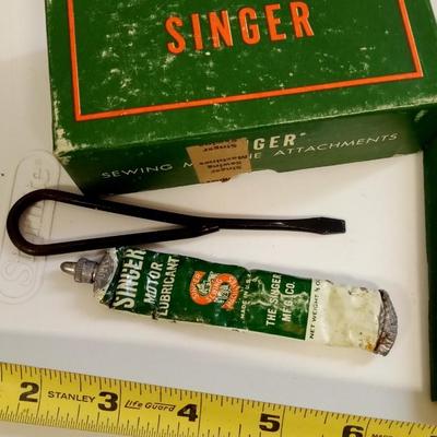 LOT 121  SINGER SEWING MACHINE ITEMS