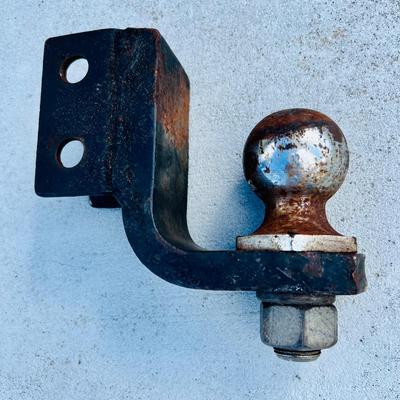 Trailer Hitch and Ratchet Straps. (G-JM)