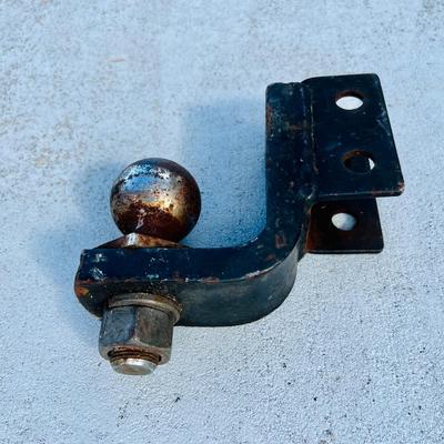Trailer Hitch and Ratchet Straps. (G-JM)