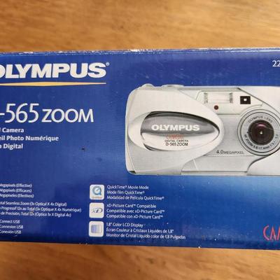 Olympus D-565 Zoom Digital Camera