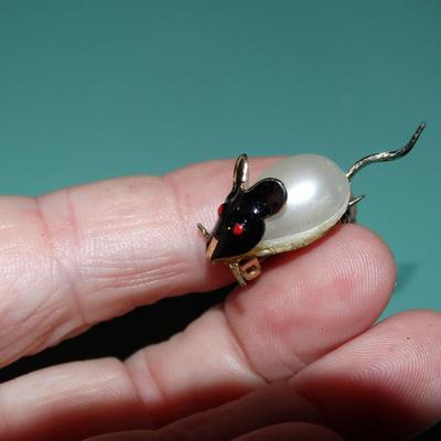 Pearl topped mouse pin