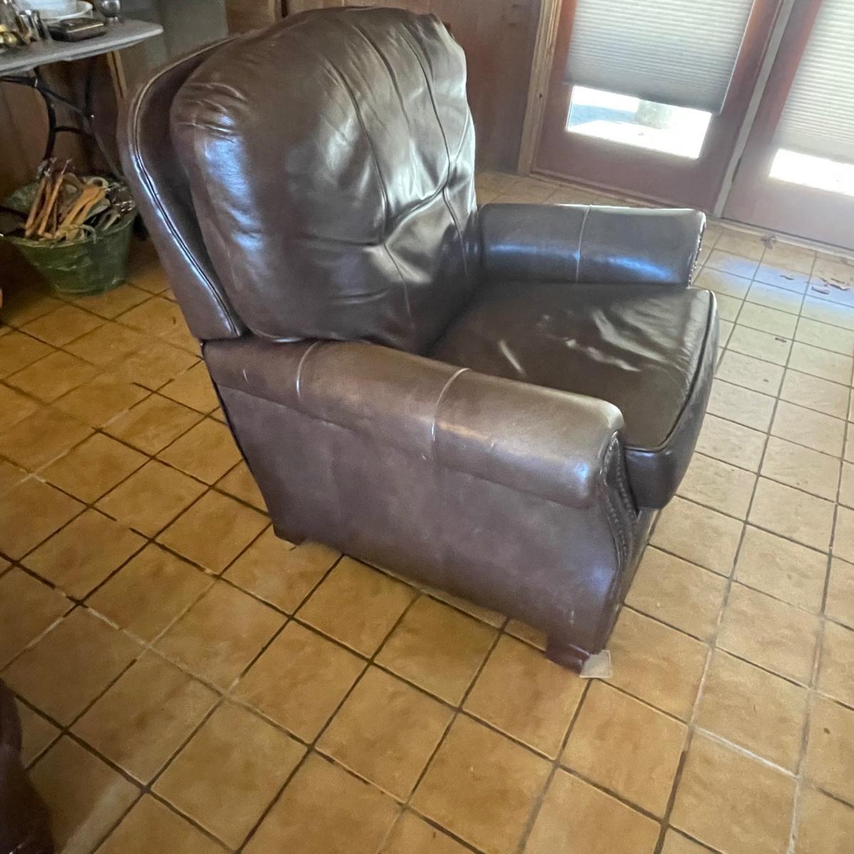 Norwalk Custom Made Leather Recliner (FRRG)