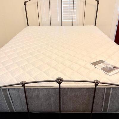 LOT 15 Sterns & Foster "Estate" Mattress & Box Spring Hand Made 10" Deep Queen Size