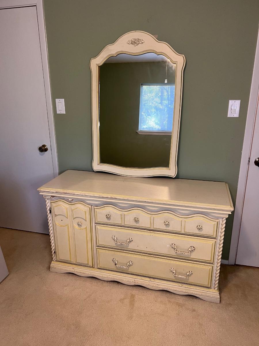 Lea The Furniture People Dresser With Mirror.