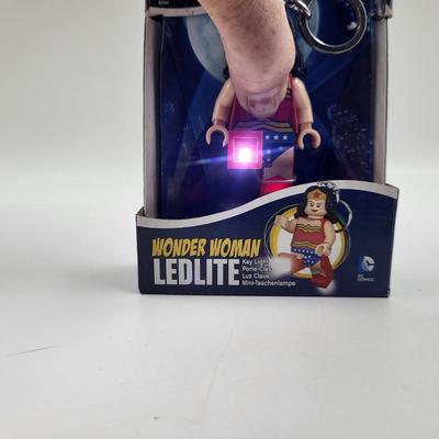 DC WONDER WOMAN LEDLITE KEYCHAIN NEW