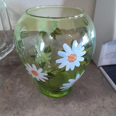 GLASS PITCHER, 4 TALL DRINKING GLASSES AND A PAINTED GLASS VASE