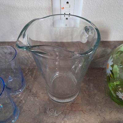 GLASS PITCHER, 4 TALL DRINKING GLASSES AND A PAINTED GLASS VASE