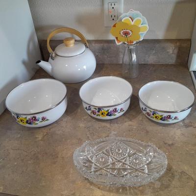 ENAMEL TEA KETTLE AND BOWLS, GLASS PLATTER AND A VASE