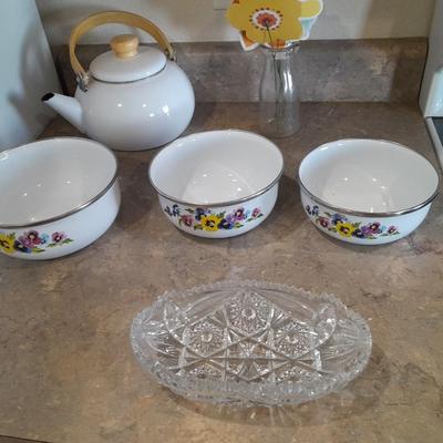 ENAMEL TEA KETTLE AND BOWLS, GLASS PLATTER AND A VASE