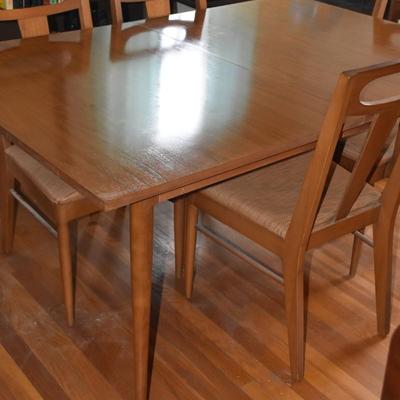 Basic Witz Dining Room Set