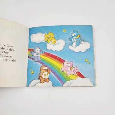 VINTAGE COLLECTABLE CARE BEAR "THE CARE BEAR HELPS OUT" BOOK