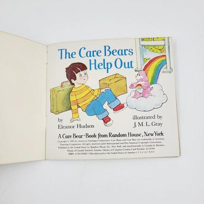 VINTAGE COLLECTABLE CARE BEAR "THE CARE BEAR HELPS OUT" BOOK