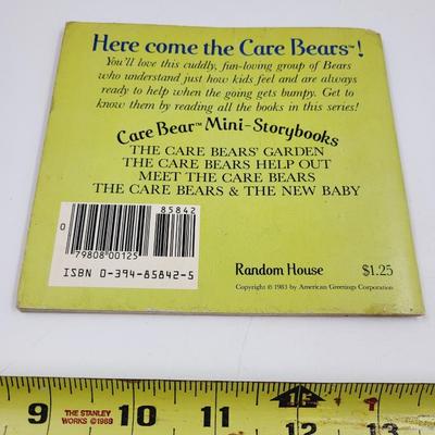 VINTAGE COLLECTABLE CARE BEAR "THE CARE BEAR HELPS OUT" BOOK