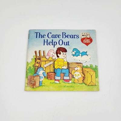 VINTAGE COLLECTABLE CARE BEAR "THE CARE BEAR HELPS OUT" BOOK