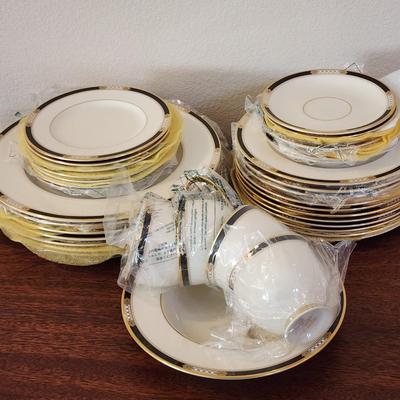 Lenox Presidential Collection - Hancock - Porcelain formal dinner ware. 34 Pieces