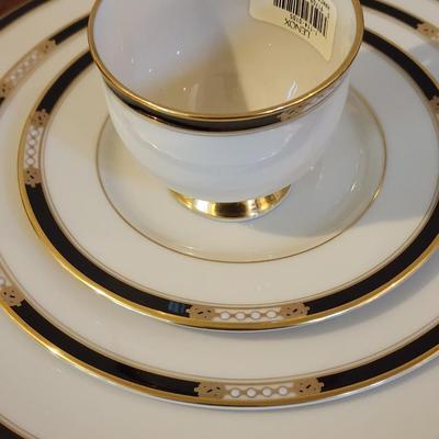 Lenox Presidential Collection - Hancock - Porcelain formal dinner ware. 34 Pieces