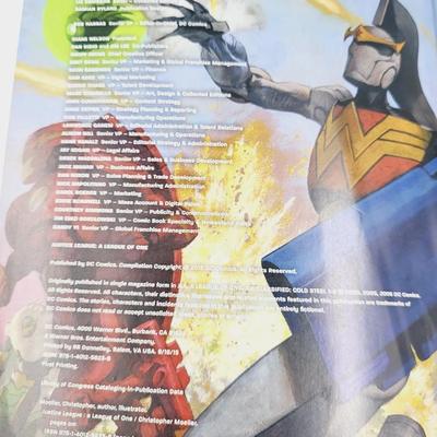 DC COMICS JUSTICE LEAGUE - A LEAGUE OF ONE BY CHRISTOPHER MOELLER