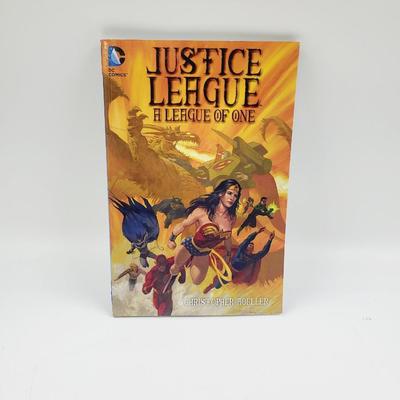 DC COMICS JUSTICE LEAGUE - A LEAGUE OF ONE BY CHRISTOPHER MOELLER