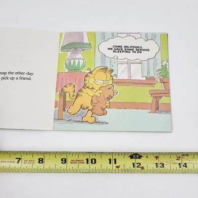 1982 GARFIELD THE KNIGHT & SHINING ARMOR BOOK
