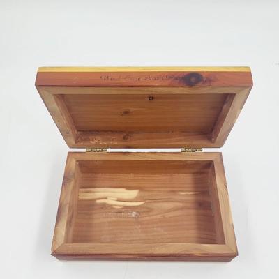 VINTAGE MOUNT RUSHMORE CEDAR JEWELRY BOX