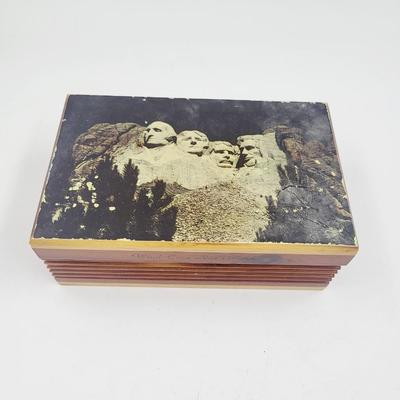 VINTAGE MOUNT RUSHMORE CEDAR JEWELRY BOX