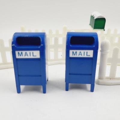 CHRISTMAS FENCE, METAL MAIL BOX & TOWNS PEOPLE