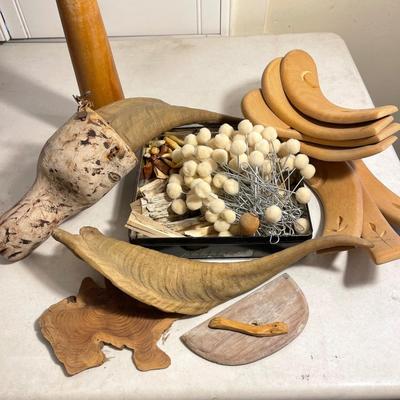 Lot 95  Natural and Man Made Art Materials Horns Wood Resin Swabs Pics