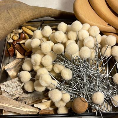 Lot 95  Natural and Man Made Art Materials Horns Wood Resin Swabs Pics