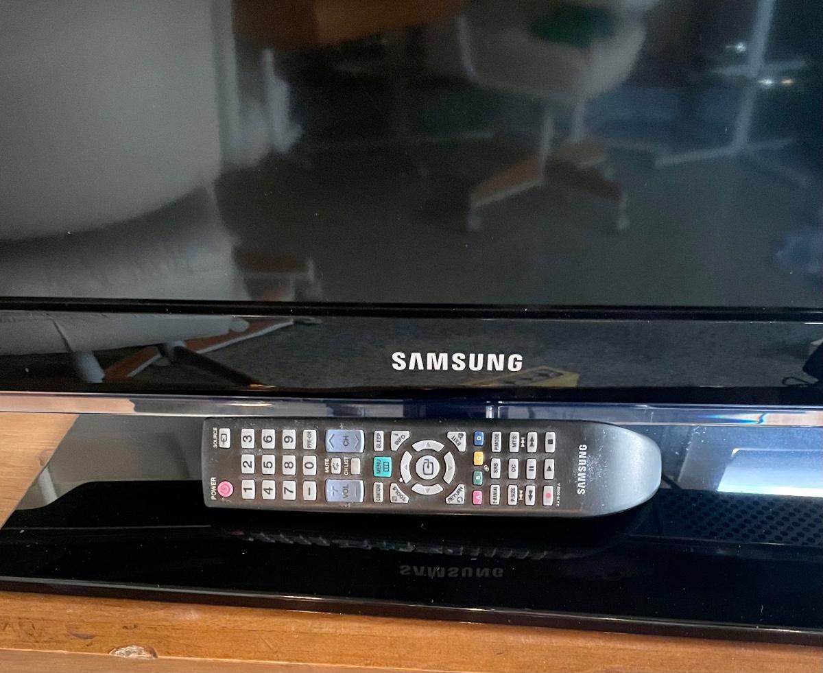 Samsung 37” Flat Screen TV