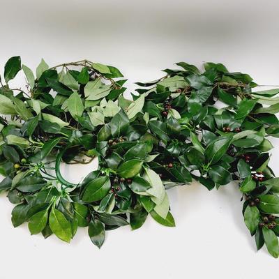 LEAFY GARLAND AND CANDLE DECOR